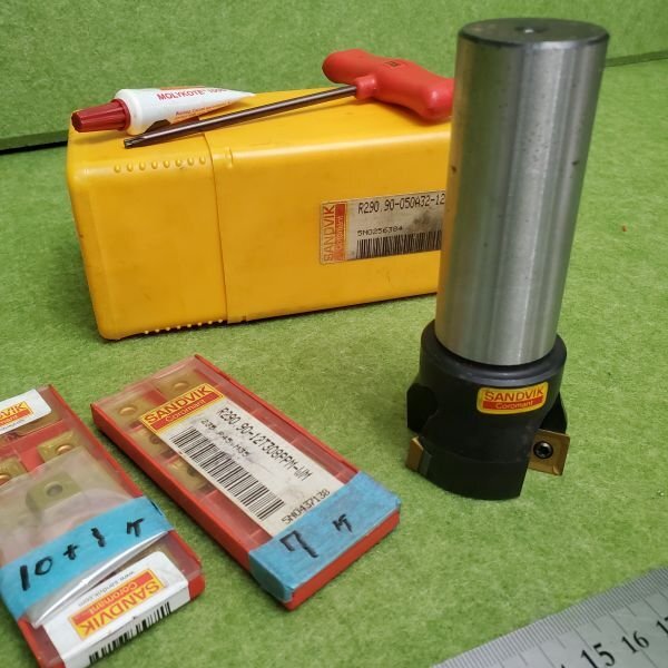 【中古品】 SANDVIK フェイスミルカッター チップ2種 計21個付 sp-030-212