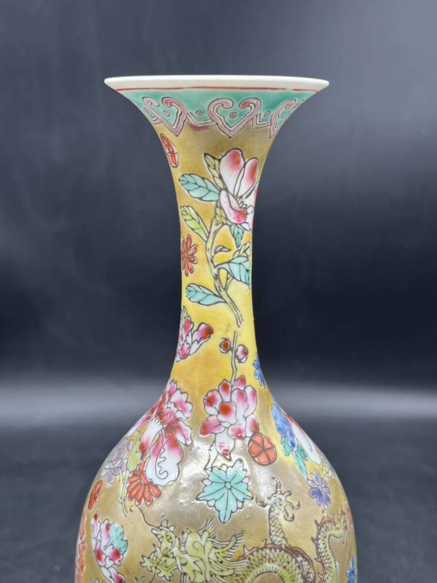 R6090502 中国美術 景徳鎮製 粉彩色絵花 龍 文黄釉花瓶 置物 R6090502 中国美術 景徳鎮製 粉彩色絵花 龍 文黄釉花瓶 置物