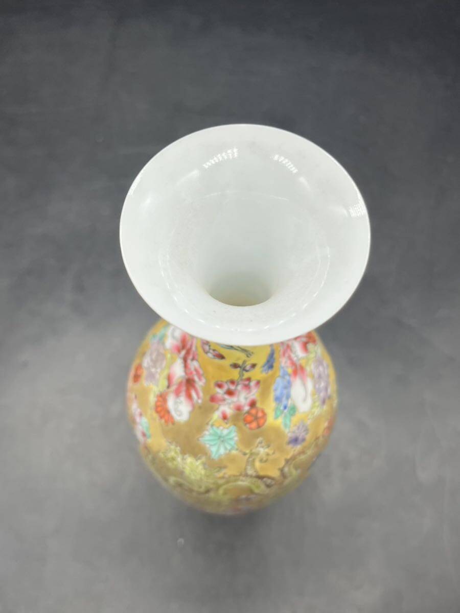 R6090502 中国美術 景徳鎮製 粉彩色絵花 龍 文黄釉花瓶 置物 R6090502 中国美術 景徳鎮製 粉彩色絵花 龍 文黄釉花瓶 置物