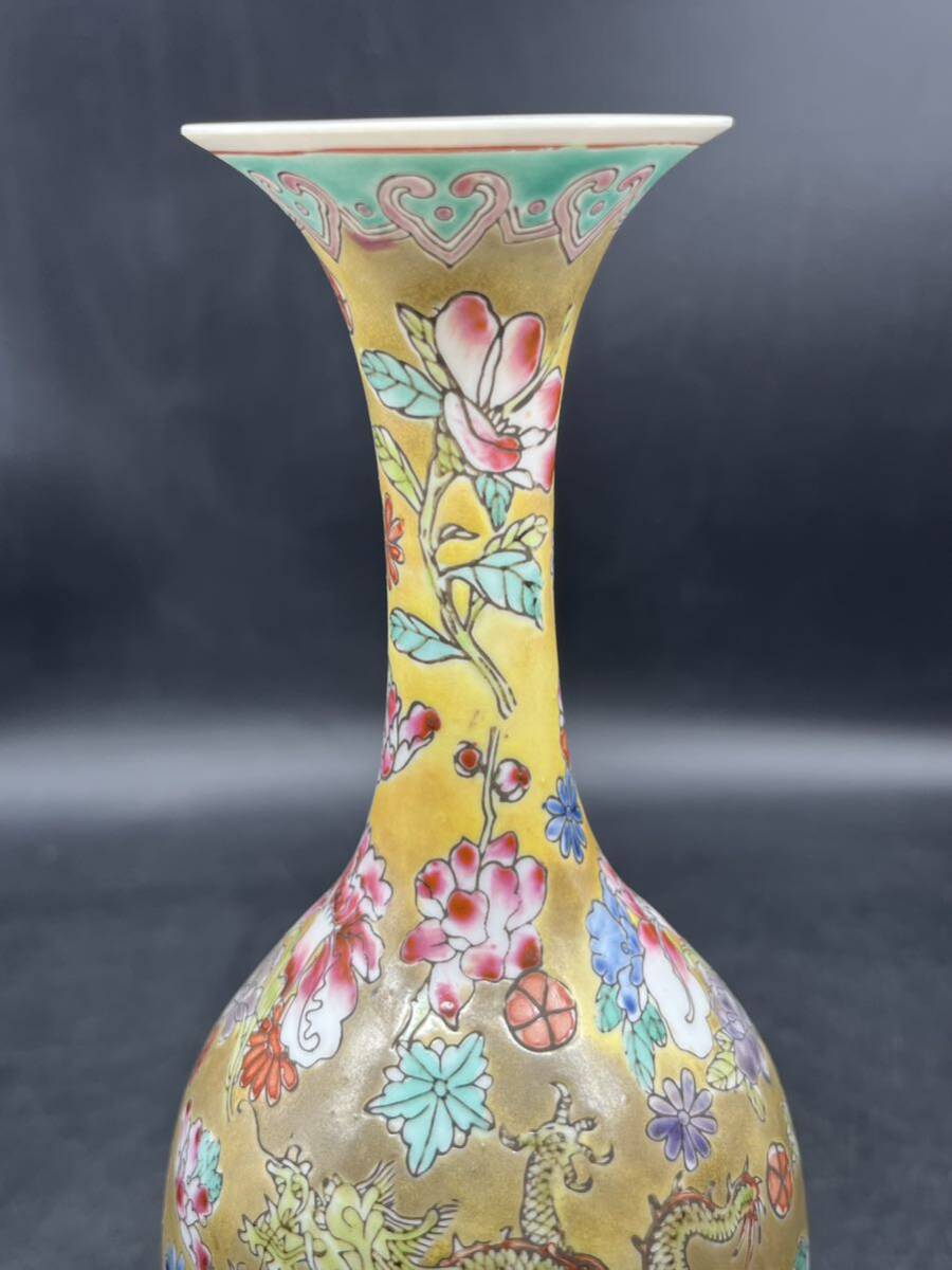R6090502 中国美術 景徳鎮製 粉彩色絵花・龍 文黄釉花瓶 置物 飾り壺 長さ26cm R6090502 中国美術 景徳鎮製 粉彩色絵花・龍 文黄釉花瓶 置物 飾り壺 長さ26cm