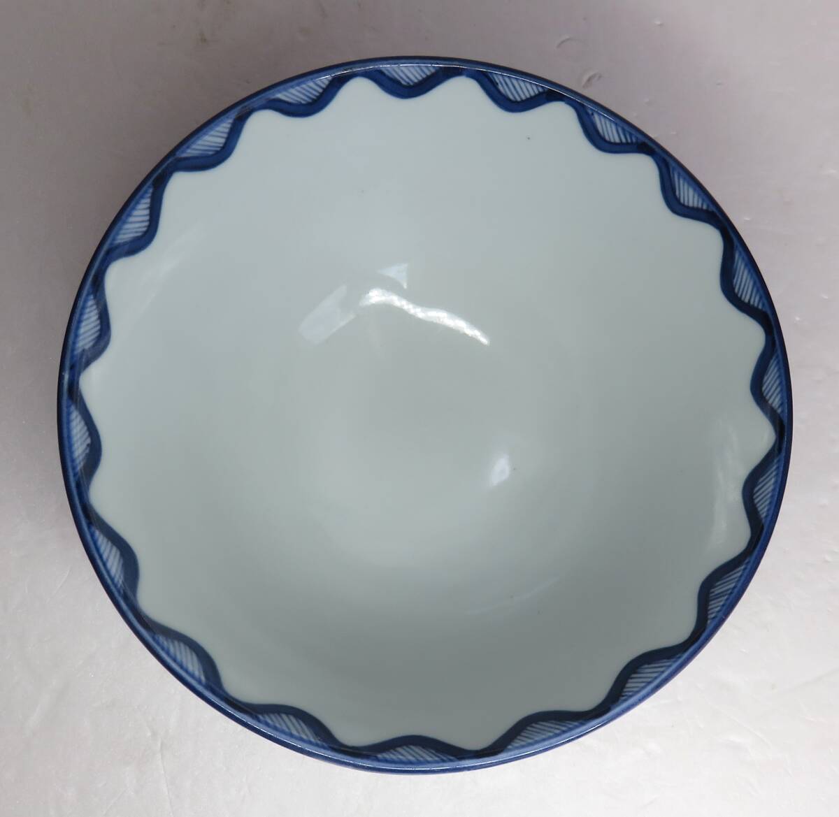 белый фарфор с синим рисунком коробка для выпечки 1 частное лицо предмет