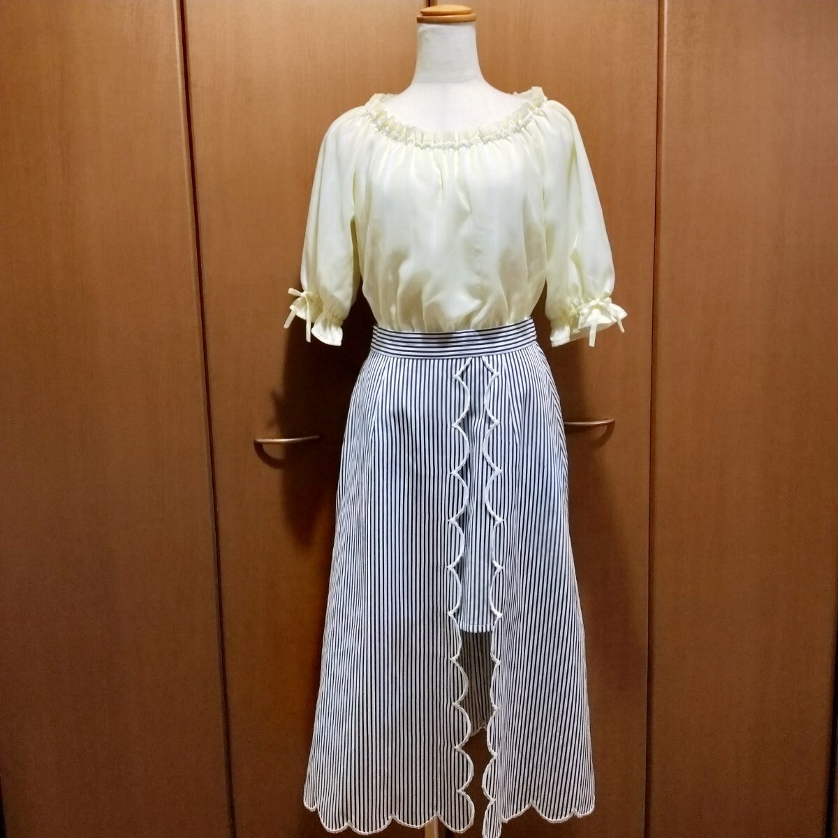 美品 tocco closet チラリ美脚見せスカラップ×ストライプ柄 スカート ロングスカート_画像2