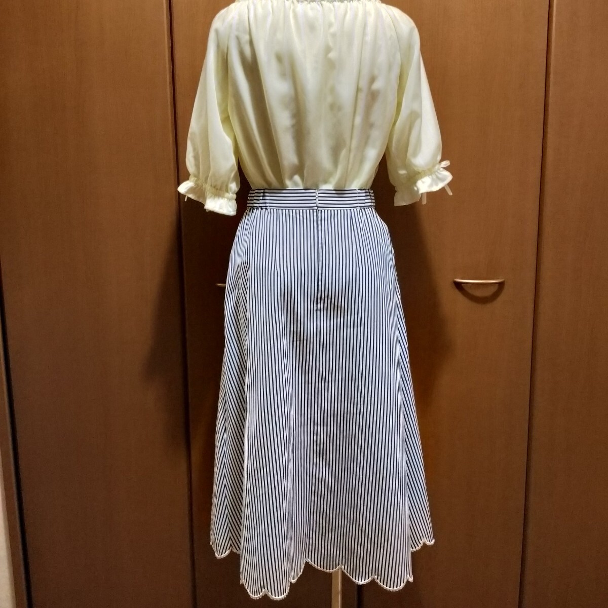 美品 tocco closet チラリ美脚見せスカラップ×ストライプ柄 スカート ロングスカート_画像5