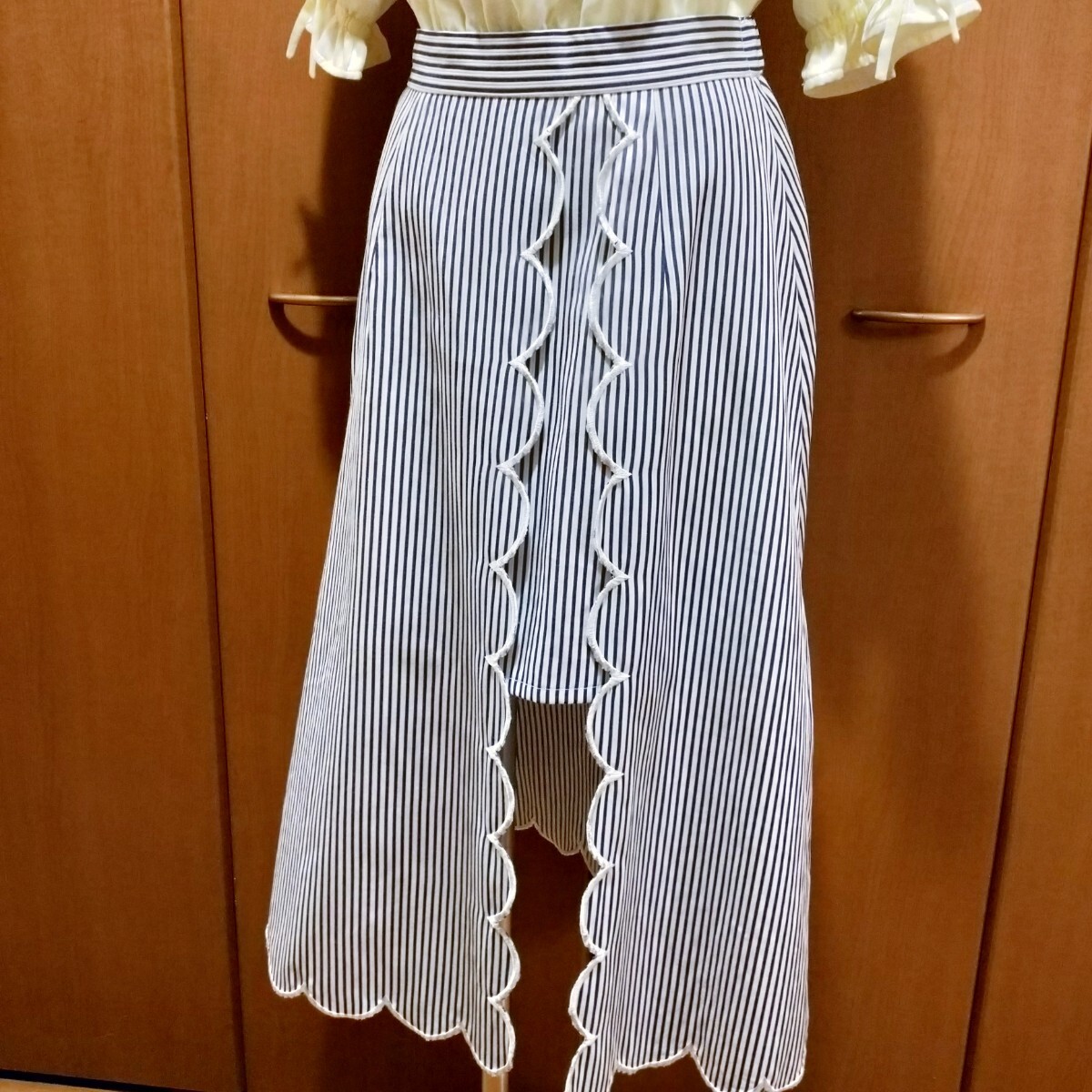 美品 tocco closet チラリ美脚見せスカラップ×ストライプ柄 スカート ロングスカート_画像7