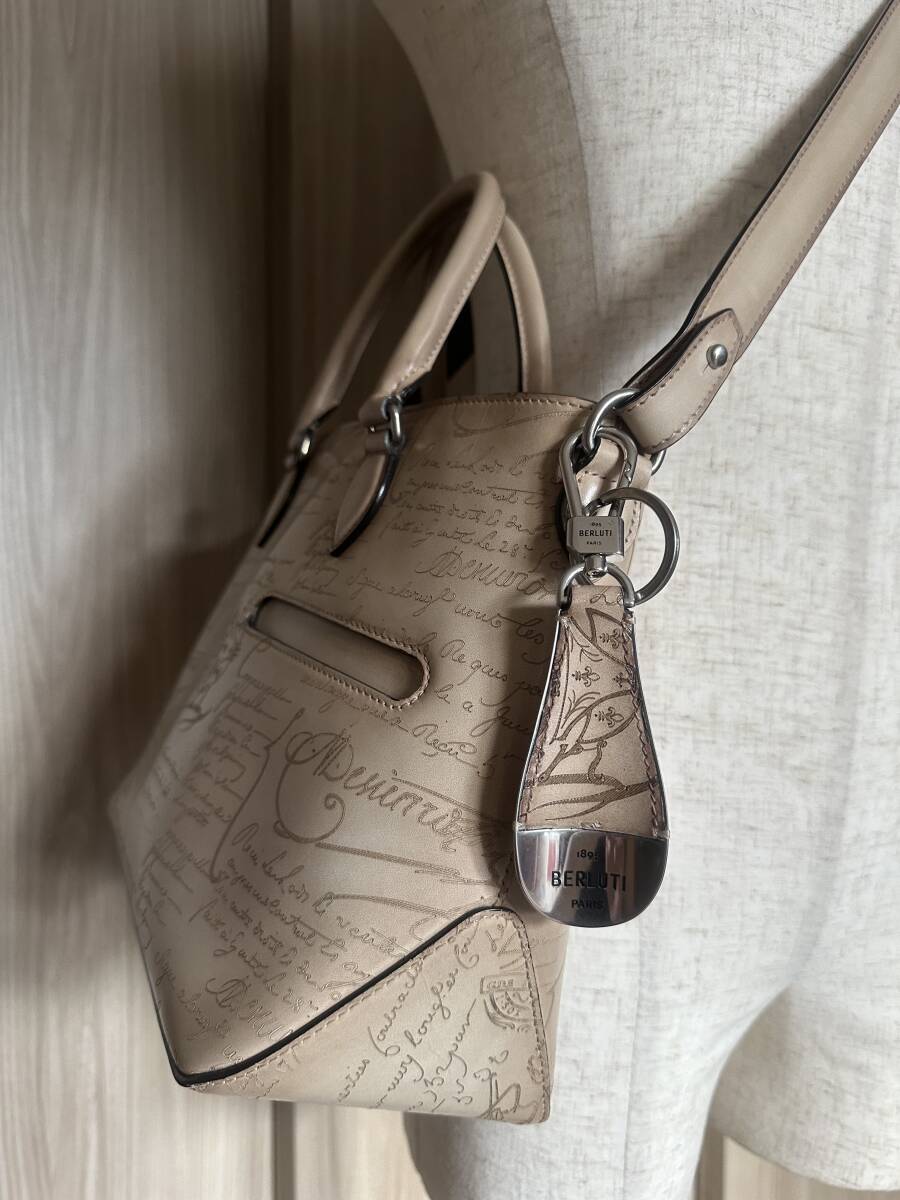 定価7 4万 Berluti Full Scrit Leather Shoehorn Key Ring 定価7 4万 Berluti Full Scrit Leather Shoehorn Key Ring