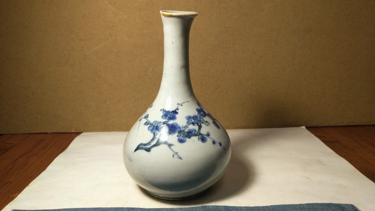 【哲】李朝白磁染付梅花と菊文瓶（李朝後期）