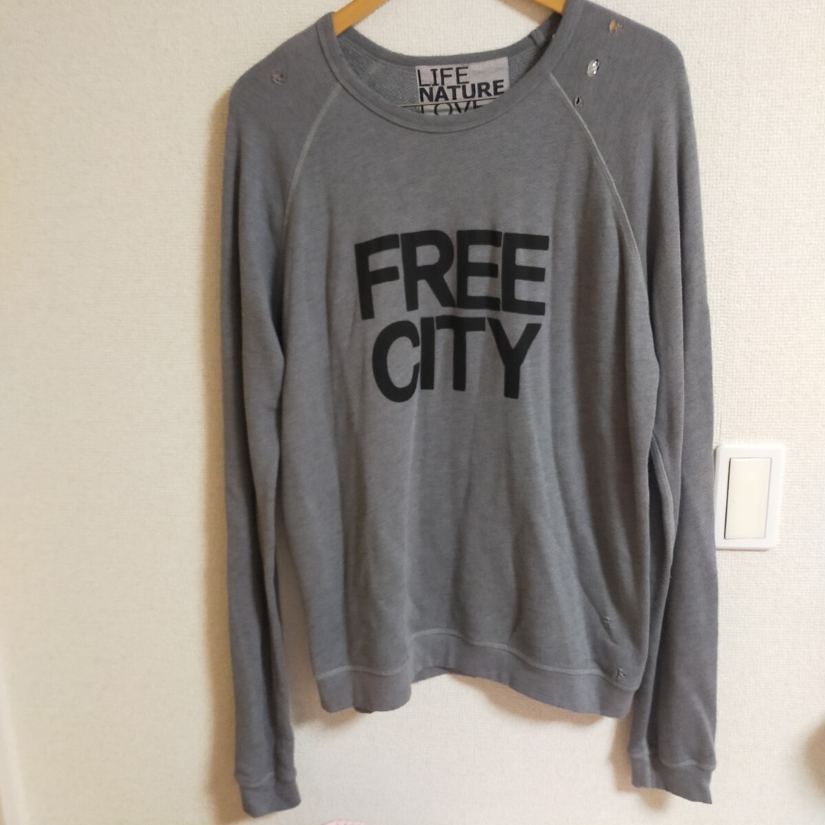 FREECITY フリーシティ ダメージ加工 ロゴスウェット 長袖 プルオーバー クラッシュ M グレー 聖林公司 HRM ハリラン