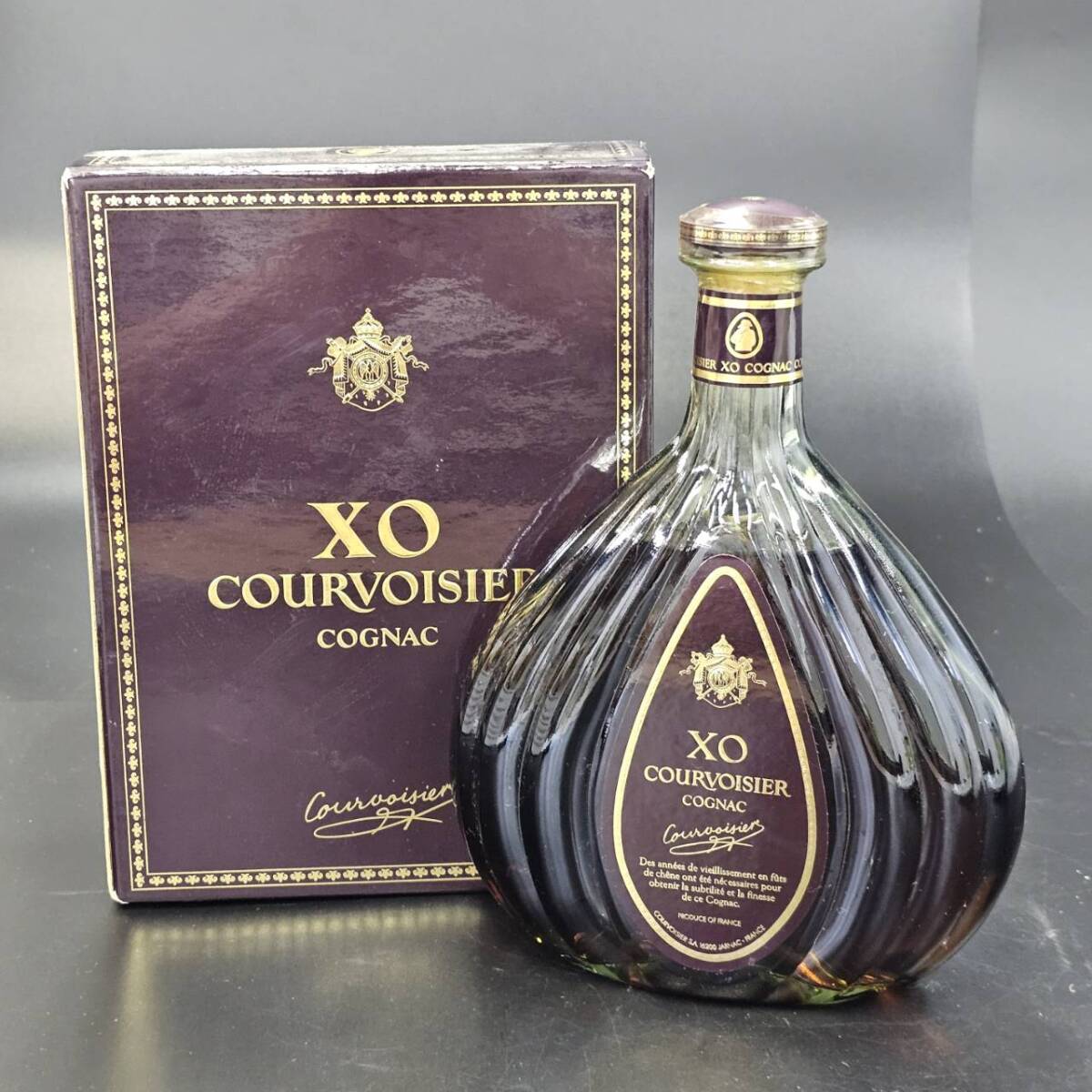 24国/A030388-5/E101-646/NE4000　酒　COURVOISIER XO　COGNAC　BRANDY　クルボアジェ　コニャック　ブランデー　40％　700ml　箱付き