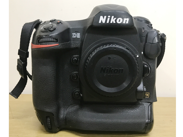 Sカメラ◇NIKON ニコン D5 ボディ 充電器なし コンパクトフラッシュ 32GB付◇K19