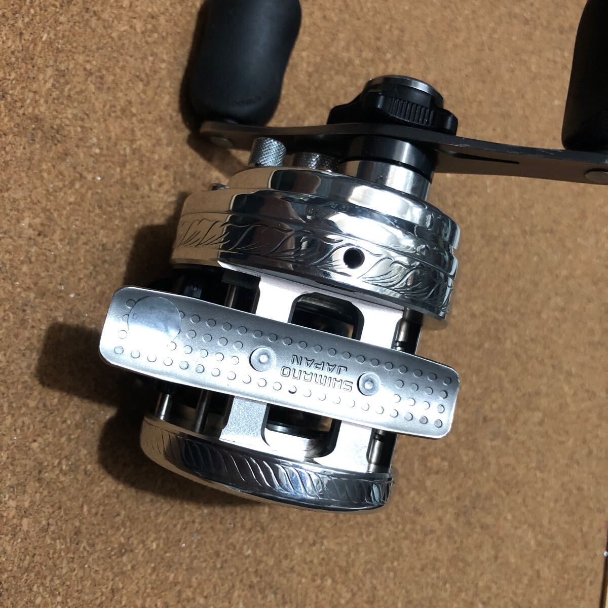 シマノ 12カルカッタ100 カスタム SHIMANO 彫金カスタム 送料 シマノ 12カルカッタ100 カスタム SHIMANO 彫金カスタム 送料