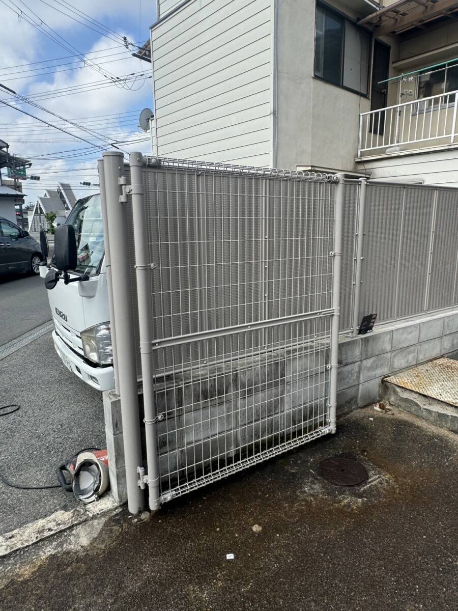 090599 スチール製 大型メッシュフェンス観音開き門扉 門柱閂 090599 スチール製 大型メッシュフェンス観音開き門扉 門柱閂