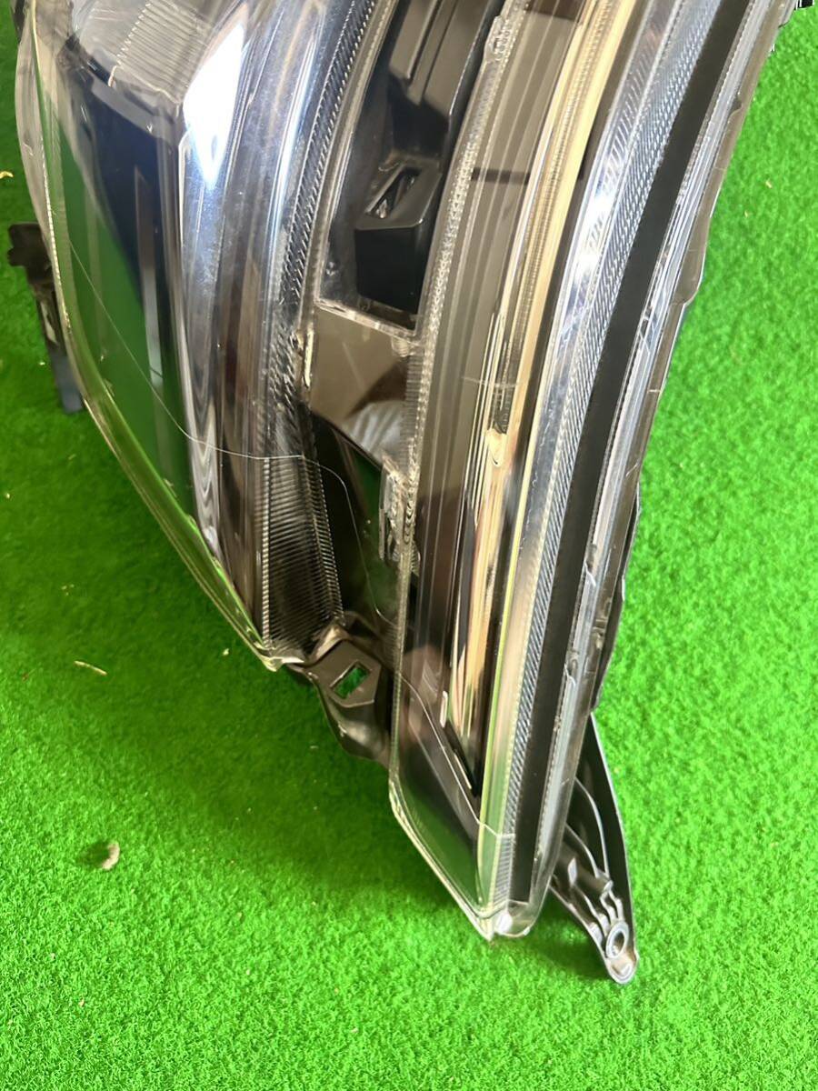 TOYOTA ヴォクシー ZRR80W 純正左ヘッド ライト ヘッドランプ TOYOTA ヴォクシー ZRR80W 純正左ヘッド ライト ヘッドランプ