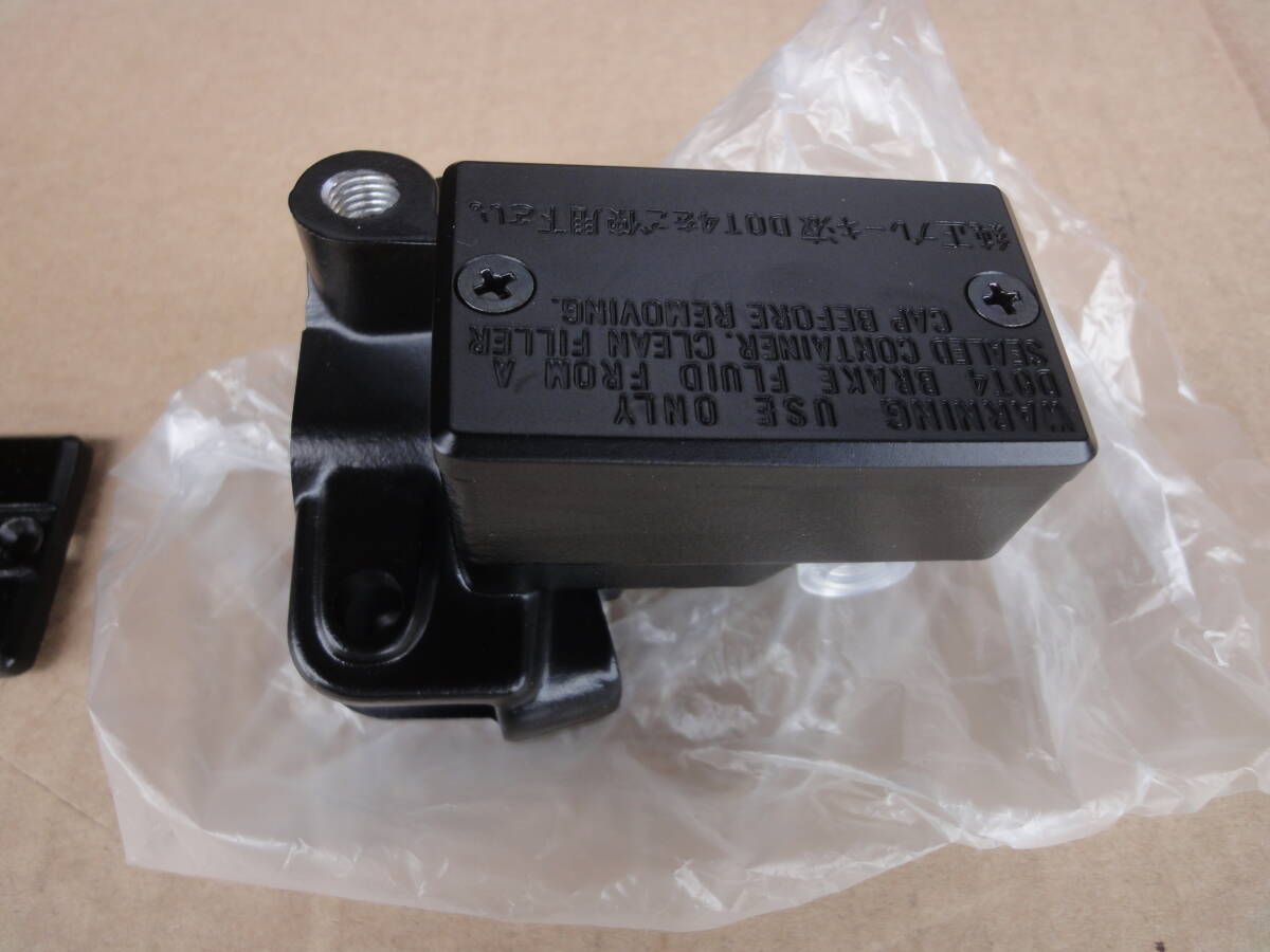 ヤマハ　RZ250用　純正フロントマスターシリンダー　１/2　未使用　浮き文字キャップおまけ付き