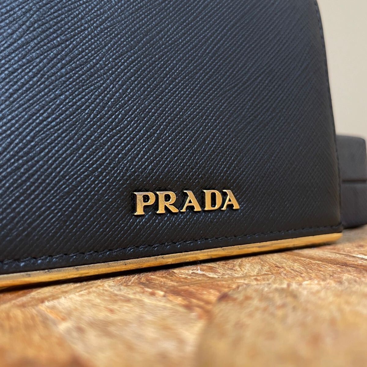 1円 PRADA 美品 プラダ ラウンドファスナー 長財布 男女 サフィアーノレザー ■レザー　小銭入れ 有り　ブラック　二つ折り コンパクト