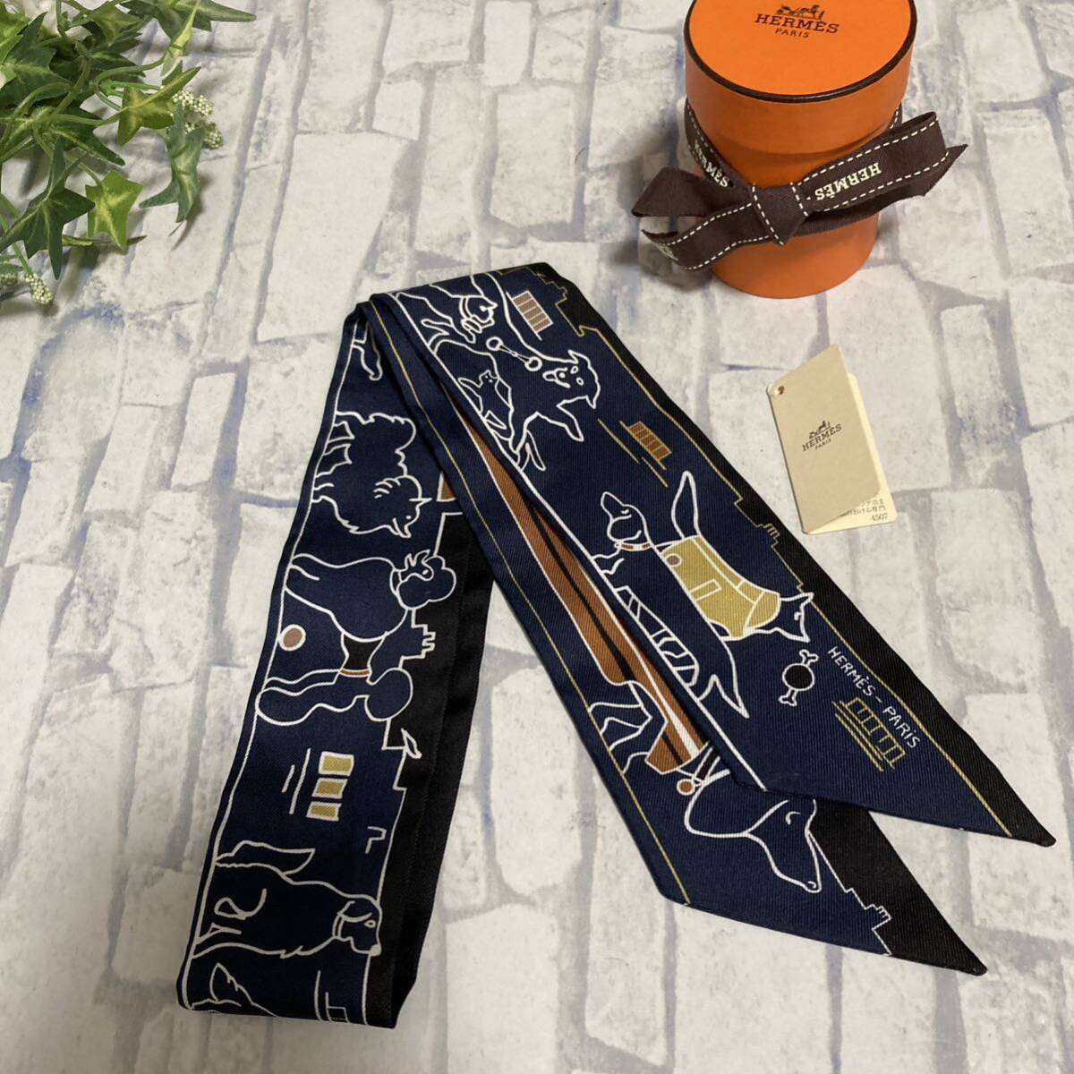 新品未使用 HERMES ツイリー パリジャンの犬 ブラック×ネイビー 新品未使用 HERMES ツイリー パリジャンの犬 ブラック×ネイビー