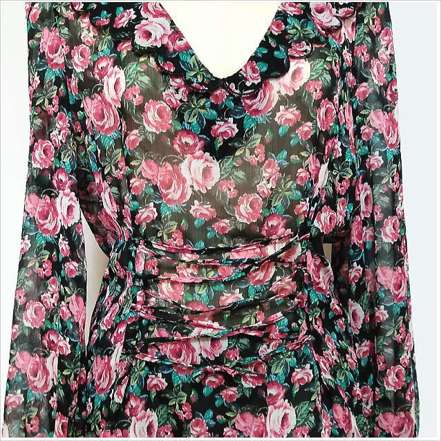 未使用〈ZARA〉黒ピンク花柄シフォンレースアップブラウス 長袖 未使用〈ZARA〉黒ピンク花柄シフォンレースアップブラウス 長袖