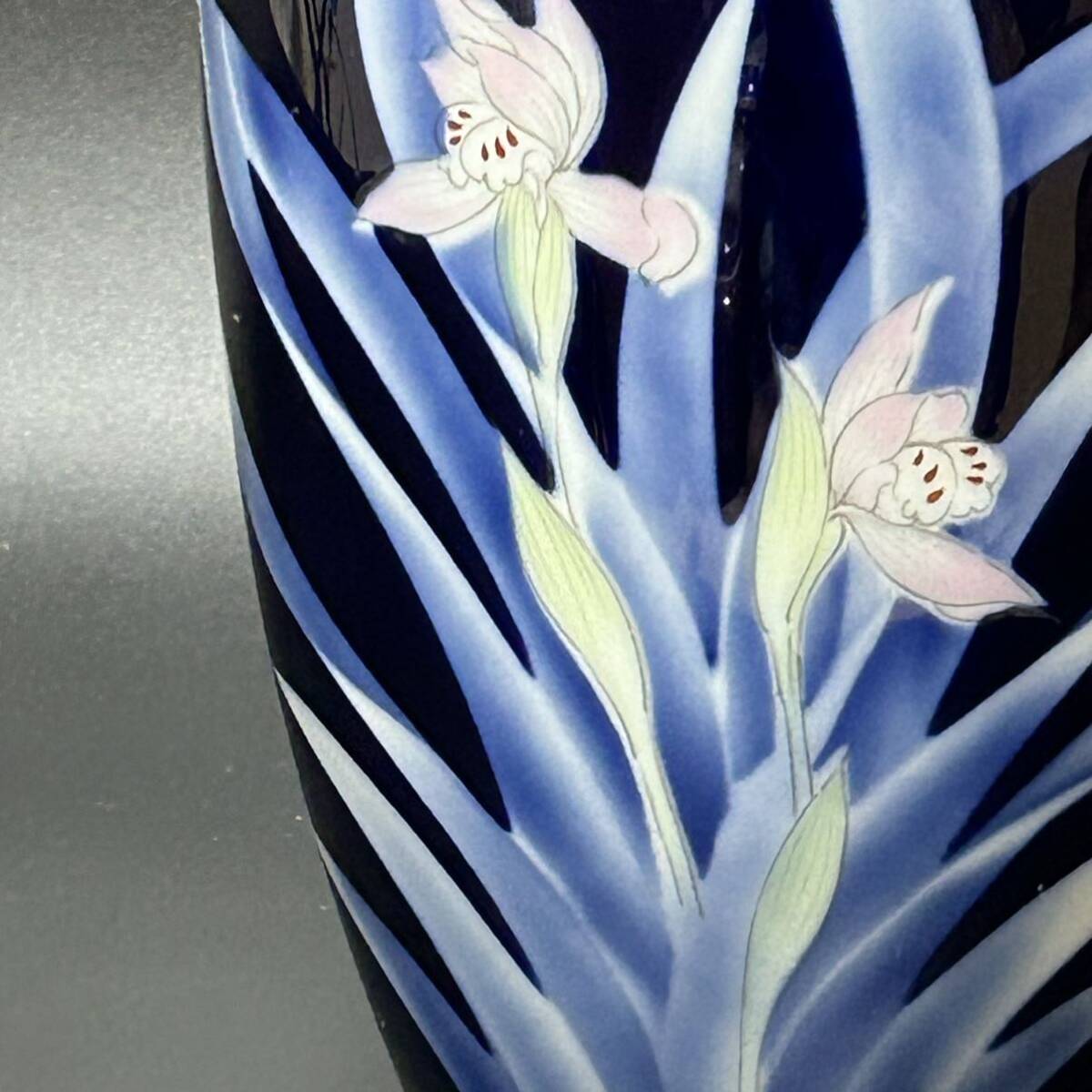 有田焼 若山作 特選花瓶 瑠璃紺蘭文様 飾壷 花器 花入 花生 高さ 有田焼 若山作 特選花瓶 瑠璃紺蘭文様 飾壷 花器 花入 花生 高さ