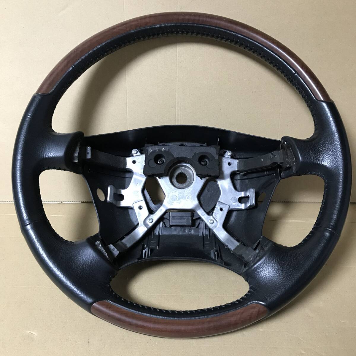 エルグランドE51　ウッドコンビステアリング　付属品無し。美品ですが、一応ジャンク品です。