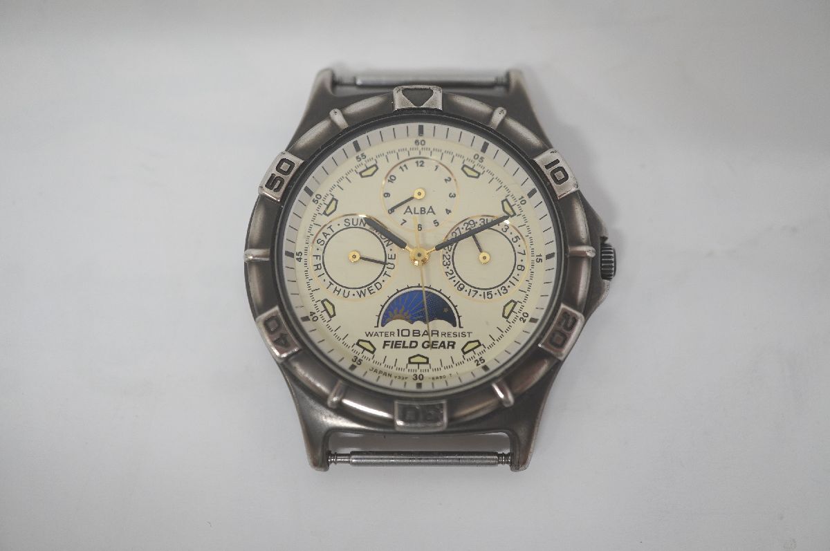 【9-127】 ALBA アルバ FIELD GEAR フィールドギア V33F-6A80 ムーンフェイズ サン＆ムーン クロノグラフ 白文字盤 SEIKO セイコー 腕時計