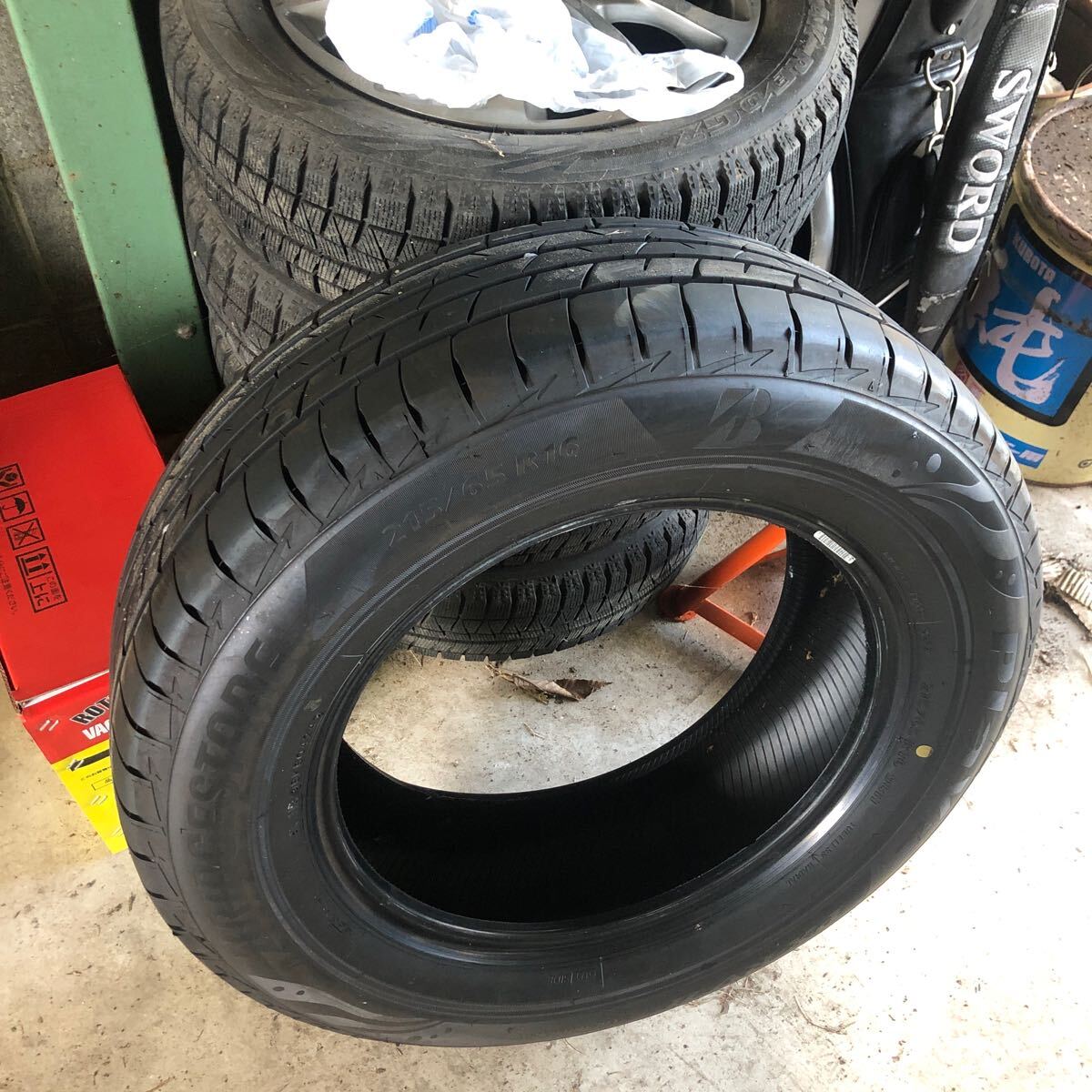 【兵庫神戸三田】ほぼ新品　215/65R16 BRIDGESTONE playz px-rvⅡ 2024年製　中古タイヤ　溝約7.5mm 1本のみ