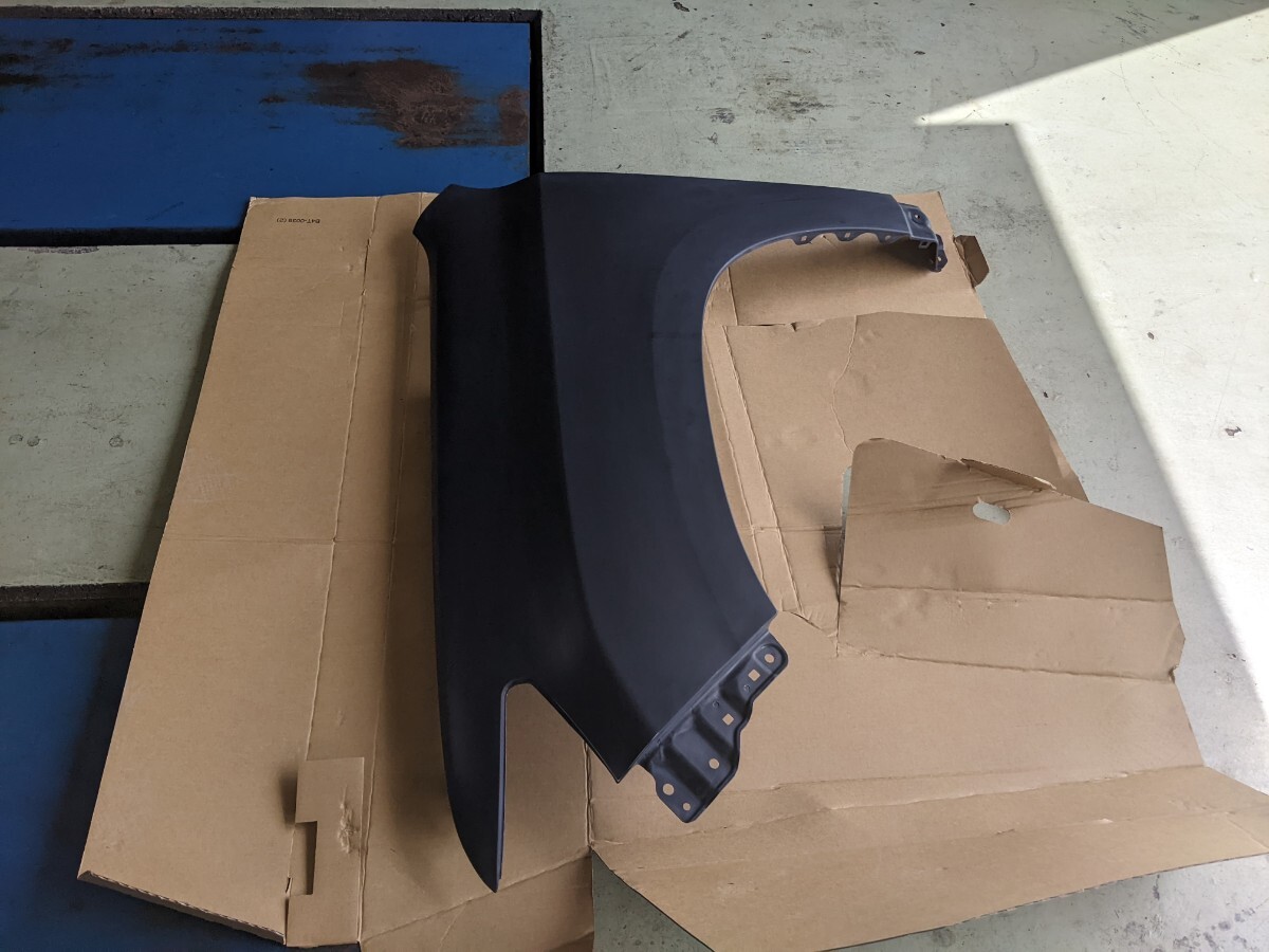 トヨタ ランドクルーザープラド 150系 純正新品未塗装 左フロントフェンダー _画像4