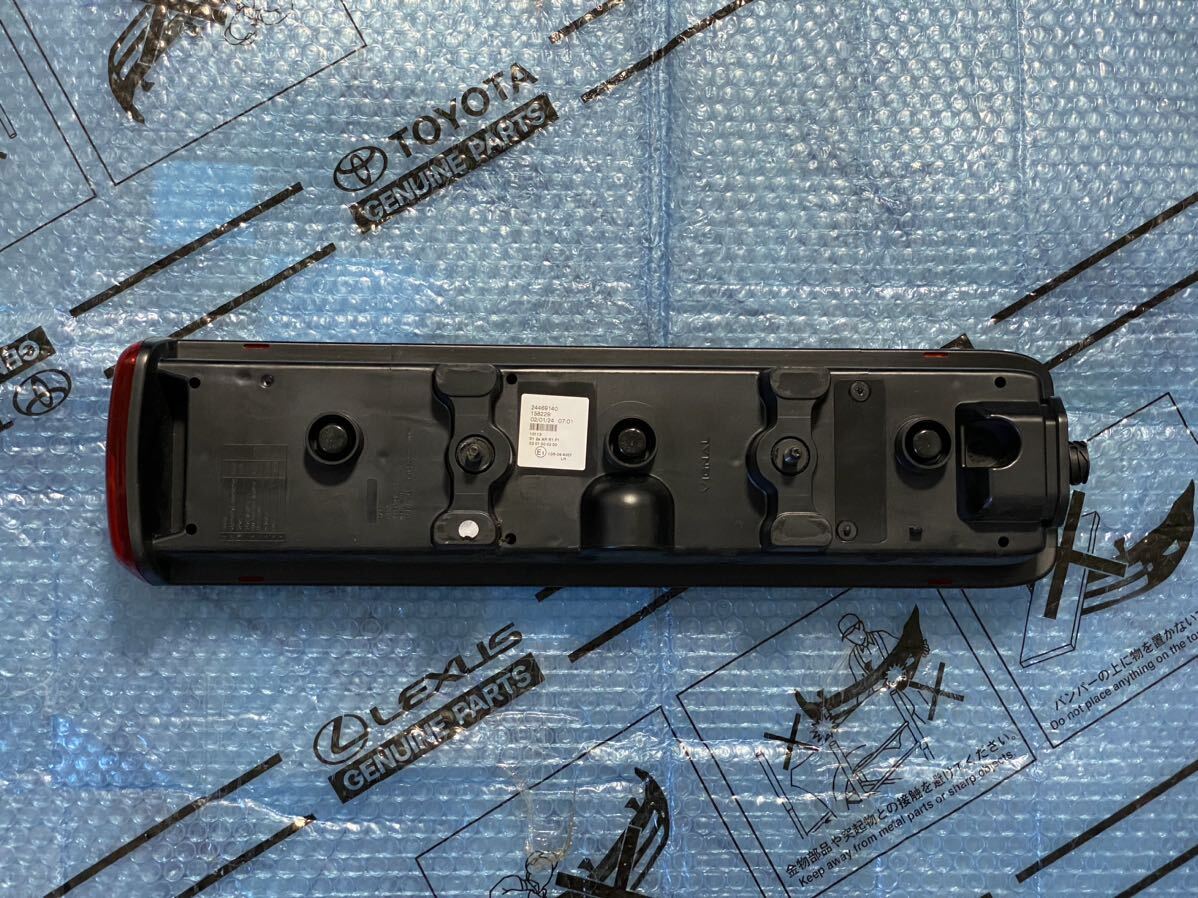 新車外し UD クオン 純正テールランプ ボルボ VIGNAL製 LED 新車外し UD クオン 純正テールランプ ボルボ VIGNAL製 LED