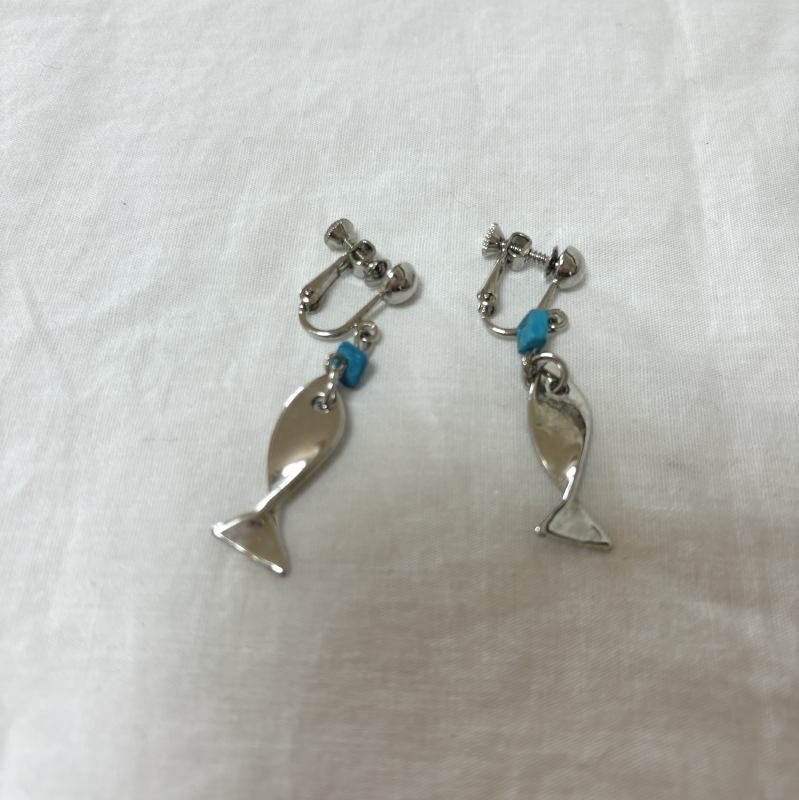 ハンドメイド 魚モチーフ シルバーイヤリング ターコイズ付き