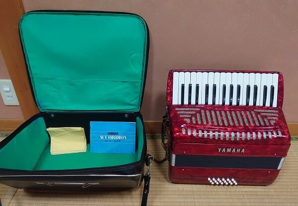 YAMAHA YA-18 アコーディオン 30鍵 18ベース レザーケース付 YAMAHA YA-18 アコーディオン 30鍵 18ベース レザーケース付
