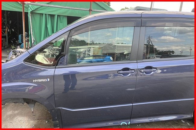 ノア　ZWR80　フロントドア左　管理番号　5061