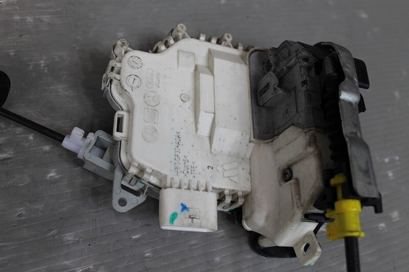Audi A4 セダン 1.8 TFSI 右H (8KCDH 8K) 純正 破損無 動作保証 左前 左 フロント ドアロックアクチュエーター p047895