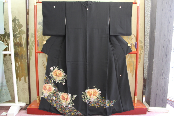 きもの今昔７５２４　黒留袖紋付　蝋彩染めと糸目加工の併用贅沢手描き　唐花に向い鳳凰に金箔加工入り　　身丈１６０ｃｍ