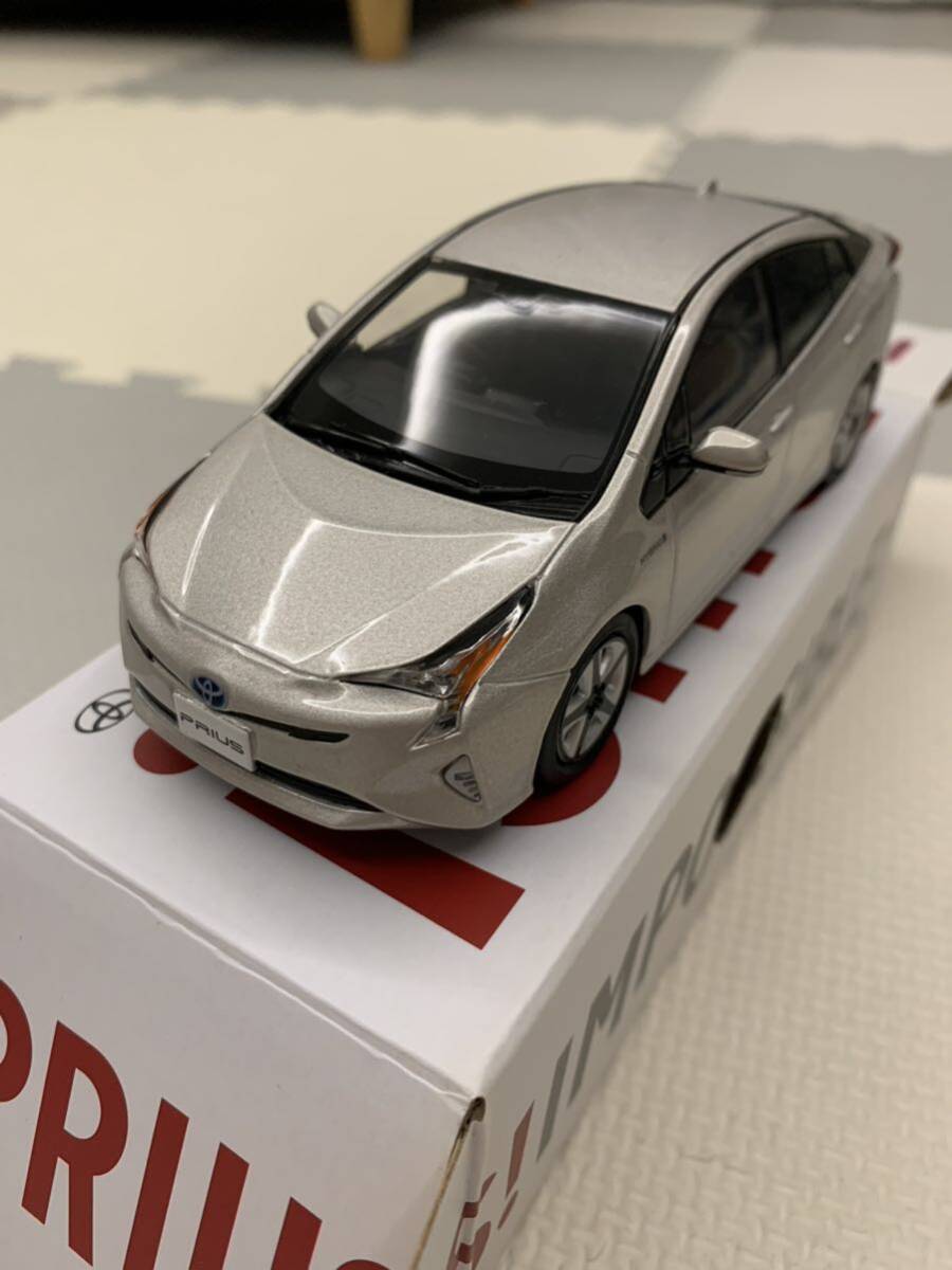 1/30 サイズ　トヨタ 50プリウス 前期　非売品 カラーサンプル ミニカー　スティールブロンドメタリック　4X1