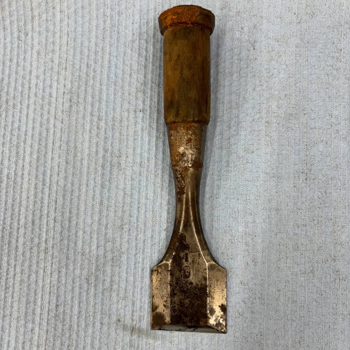 【中古品】助丸 角のみ 鑿 刃幅：約47.45㎜ 三つ裏 錆多