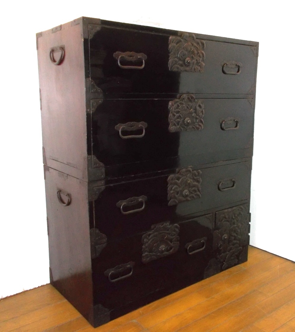 ◇古い時代の黒塗り庄内着物箪笥◇時代鉄打出し鶴亀松竹梅金具