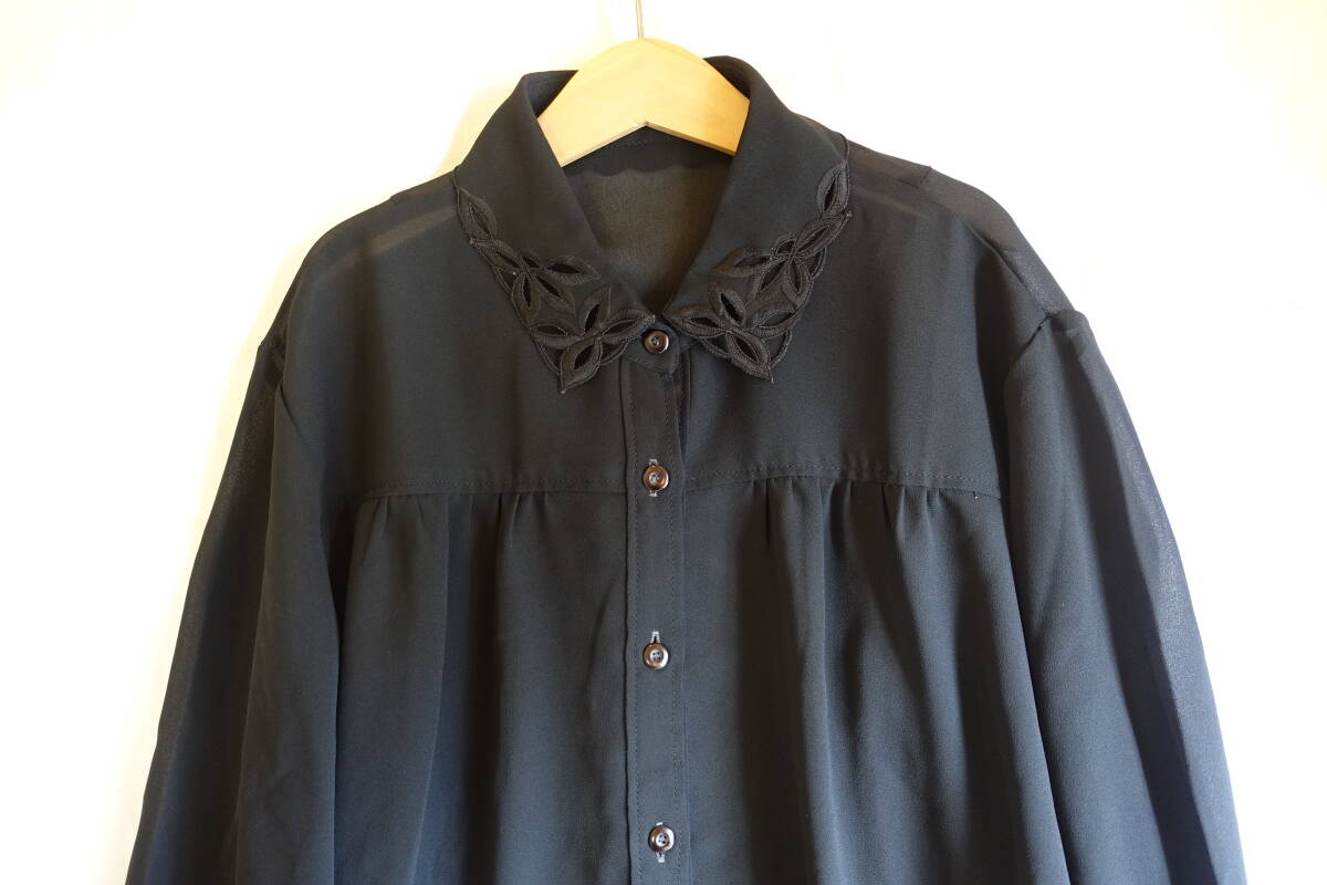 ○[60s70s80s vintage ヴィンテージ 黒ブラック カットワーク 刺繍 シアー 透け感 レトロシャツ]USED古着 昭和レトロ・モダン
