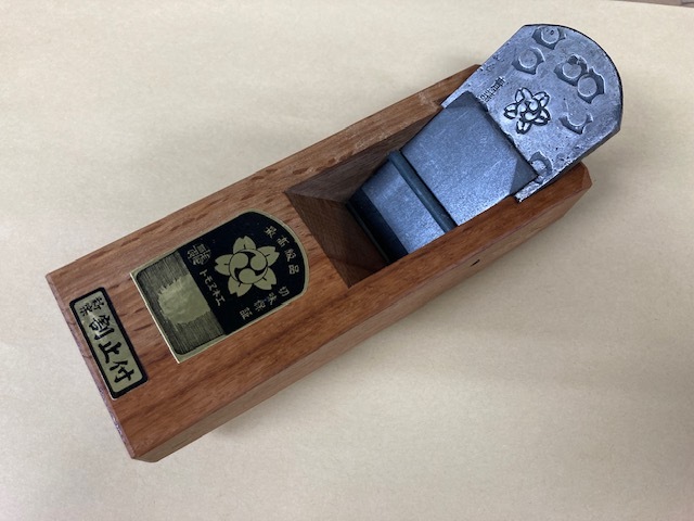 未使用　＃167-2■ トモエ　反り鉋 42mm 赤樫台　★長期保管品★ 青紙 青鋼　反鉋　そり鉋