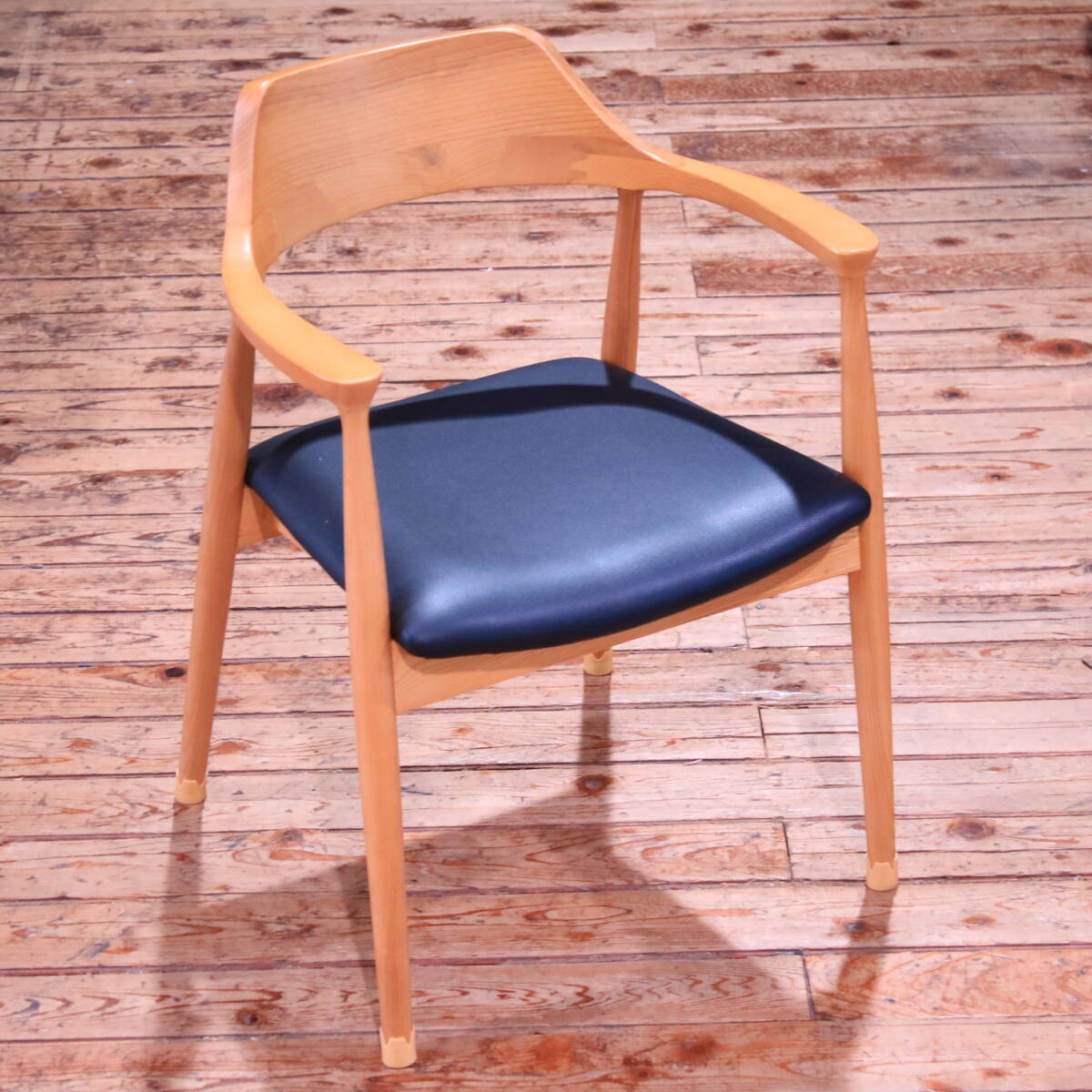 あ//A8376 関家具　天然木　ダイニングチェア　ROGERⅢ-EC A-TYPE 肘掛け付き　サイズ　約56×53.7×74.5cm