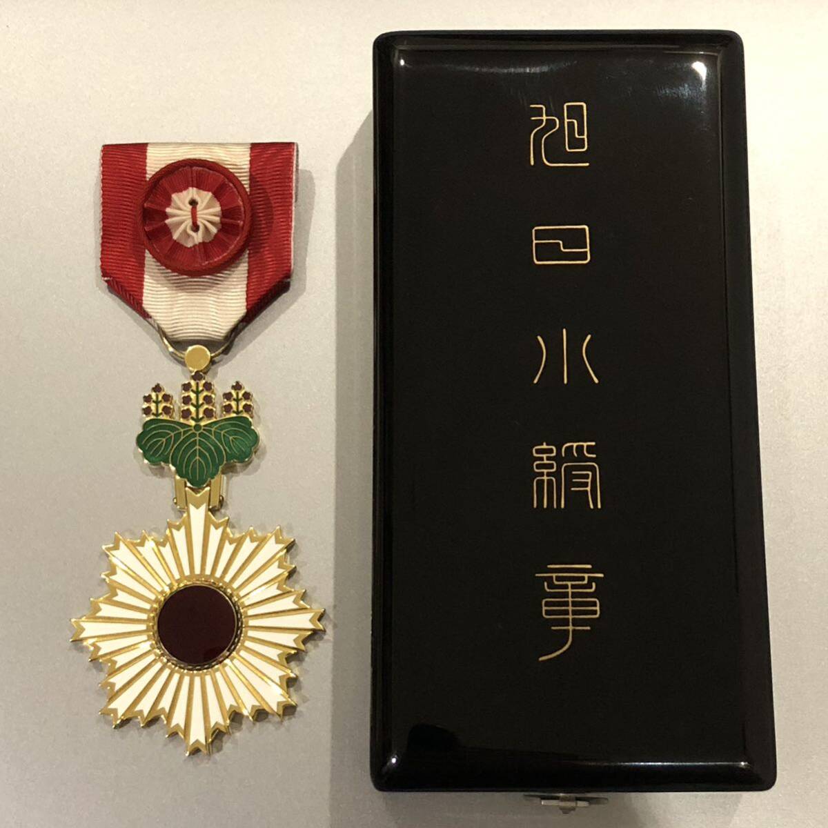 日本国 勲章 記章 徽章 旭日小綬章 (旧勲四等旭日小綬章) 略綬 日本国 勲章 記章 徽章 旭日小綬章 (旧勲四等旭日小綬章) 略綬