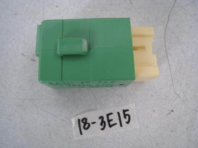 マツダ プレマシー CP8W H12年 ドアロックリレー　18-3E15