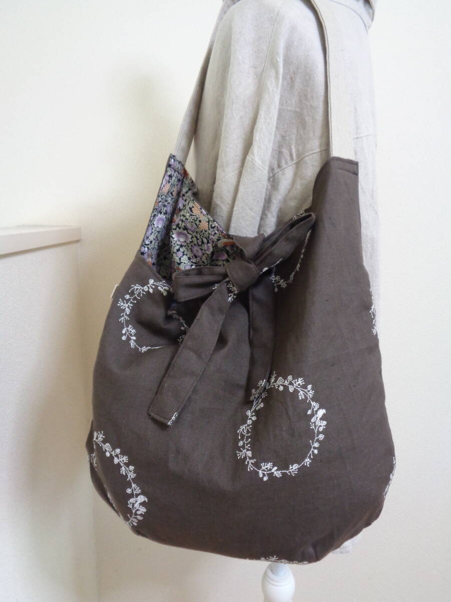 3★ツボミの形のワンショルダーバッグ♪4個のダーツでふっくら♪北欧テイスト繊細な刺繍♪荷物がたっぷり入ります★イニシャル　Ｎ★リボン