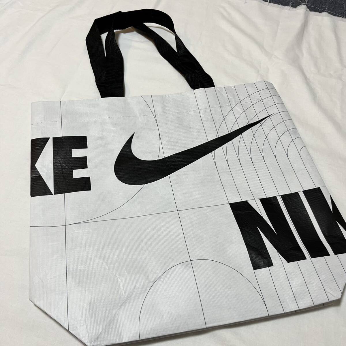 NIKE ショッピングバッグ　エコバッグ ショルダーバッグ　M トートバック　E ショッパー ショップ袋