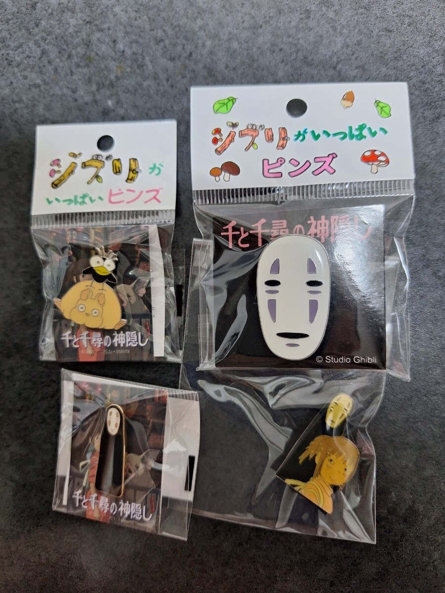 千と千尋の神隠し ピンバッジ S-08とキティちゃんのピンバッジ