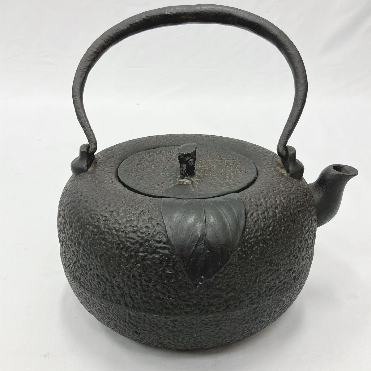 保寿堂造 葉　特大　鉄瓶 煎茶道具　重量約6066g 横約25cm 縦28cm 高さ約32cm R尼0905