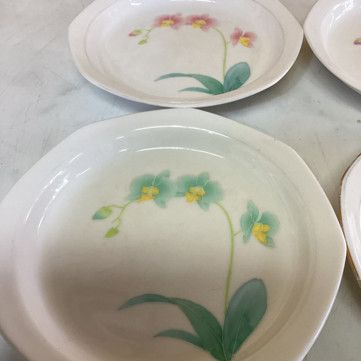 香蘭社 お皿 鈴蘭絵皿 4枚セット 金縁 花柄 シンプル 色違い (か 香蘭社 お皿 鈴蘭絵皿 4枚セット 金縁 花柄 シンプル 色違い (か