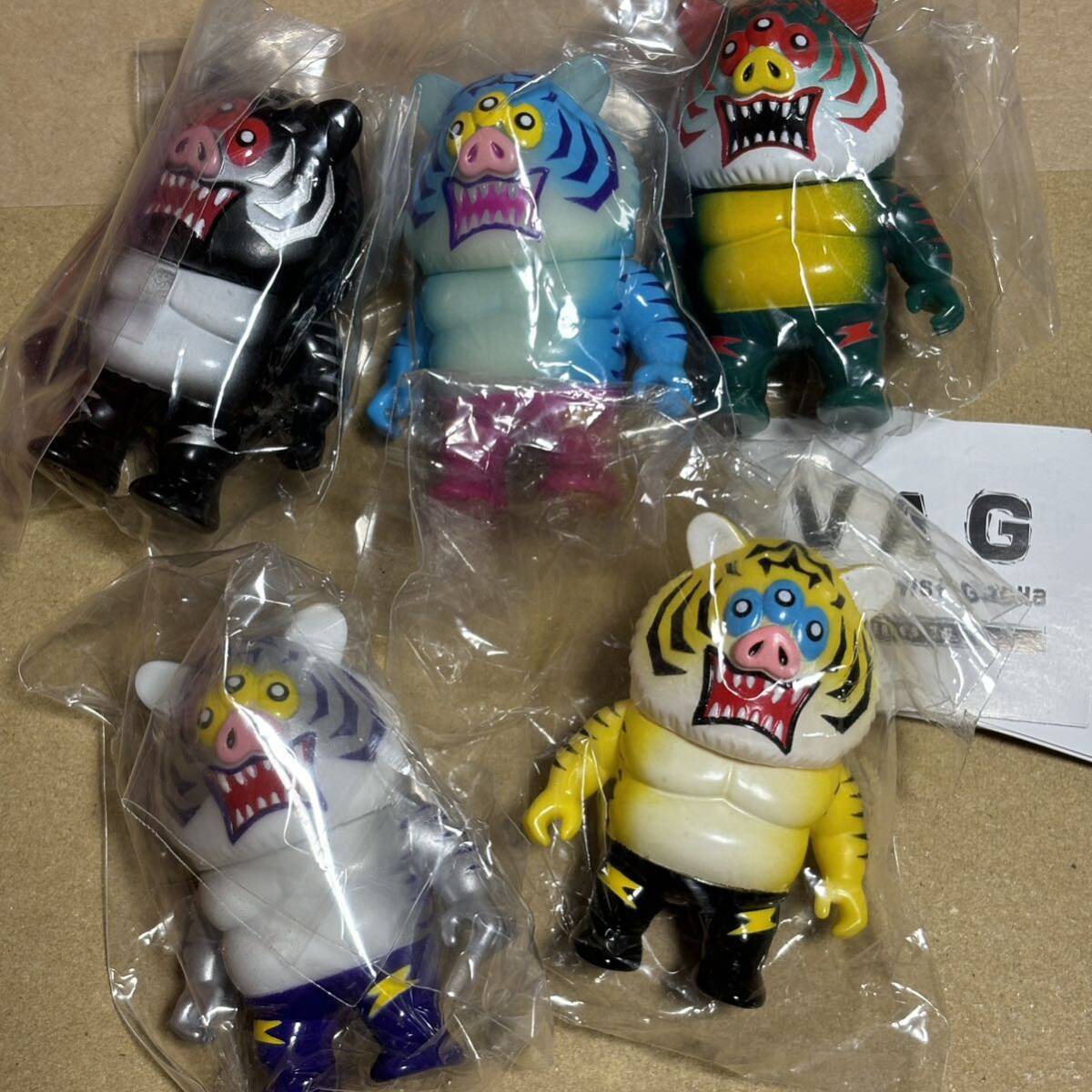 VAG ガチャ ブタイガー アートジャンキー ART JUNKIE メディコム