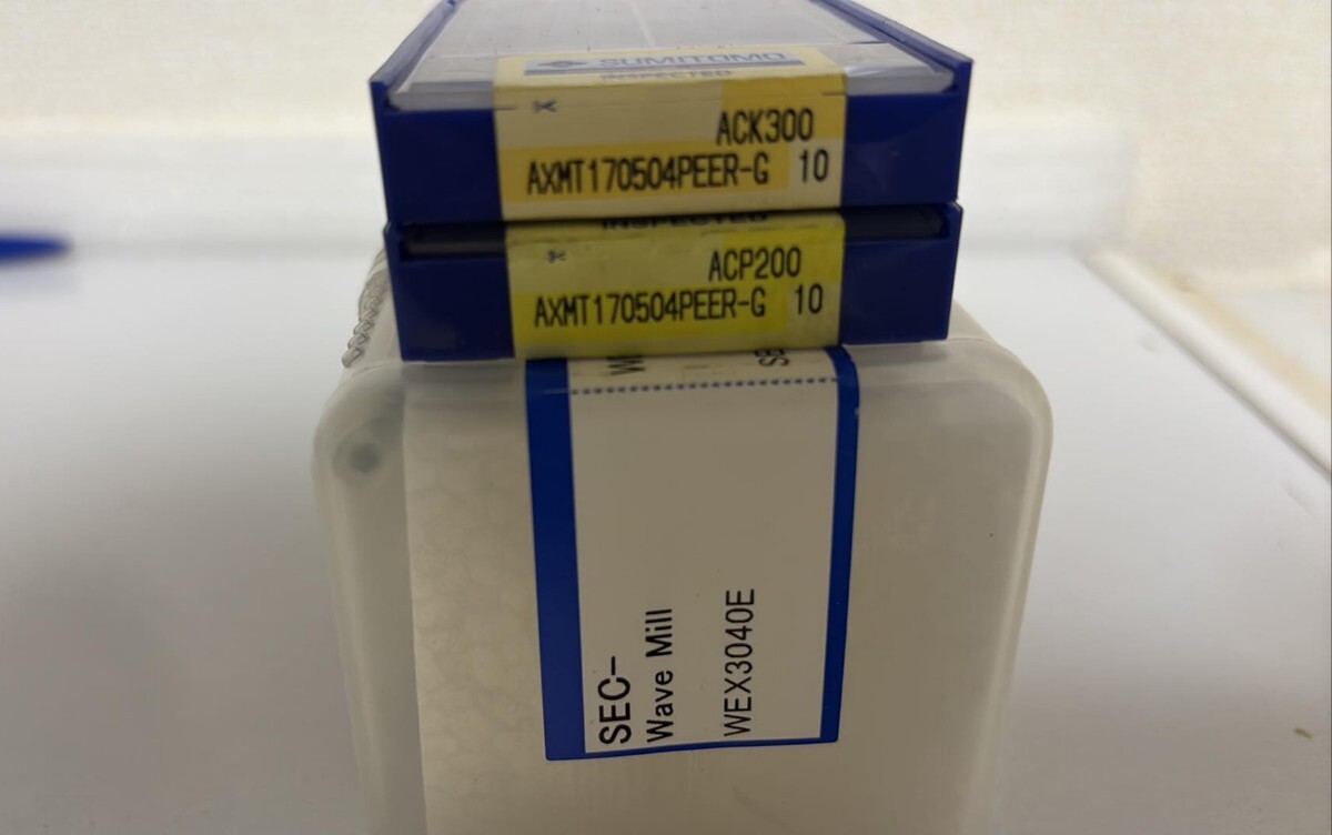 住友 超硬エンドミル ホルダ WEX3040E・ 4枚刃 φ40 二箱チップ付 住友 超硬エンドミル ホルダ WEX3040E・ 4枚刃 φ40 二箱チップ付