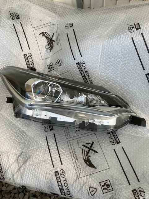 カローラフィールダー 右 LED ヘッドライト ユニット　NZE164　　H30年　（ジャンク）