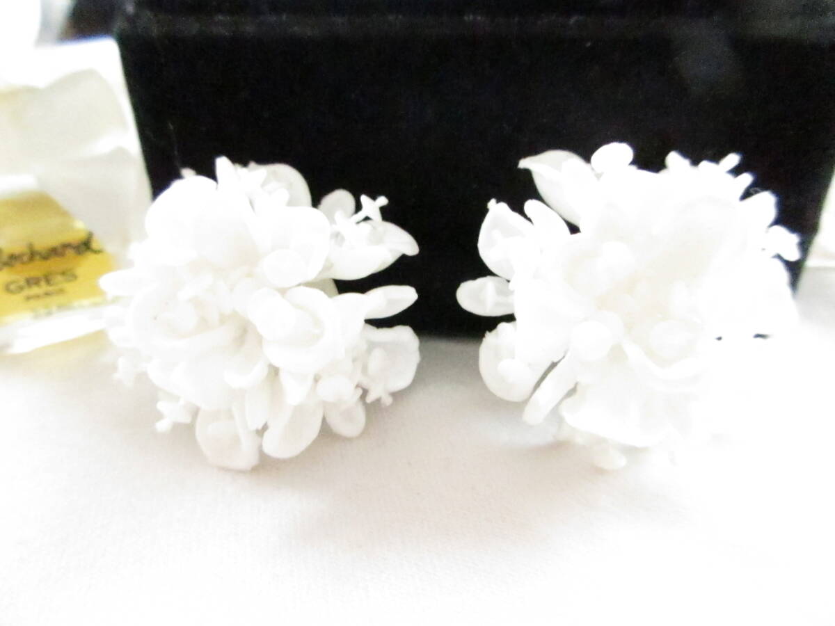 ! Vintage | Vintage largish impact presence refreshing clean feeling. white color. . flower. design light weight flower earrings 