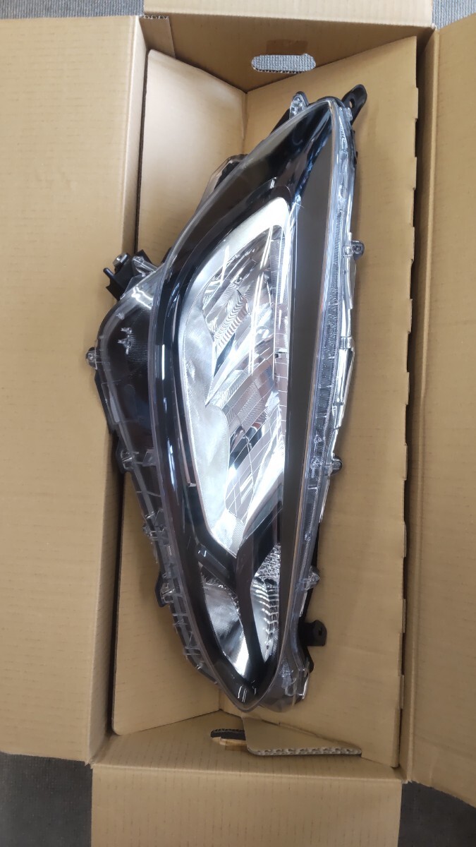 トヨタ　アクア　MXPK11　右ヘッドライト　81105-52N70　KOITO　52-335　ヘッドランプ