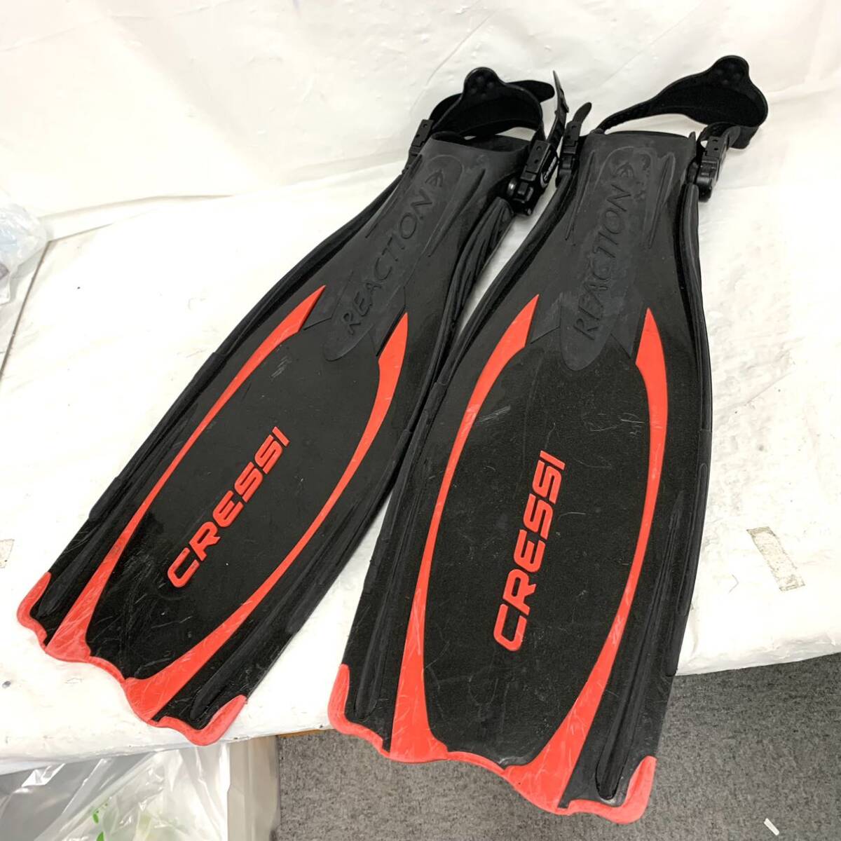 ダイビング用品 CRESSI ダイビング Cressi クレッシイ フィン M-L REACTION 現状品 カ4